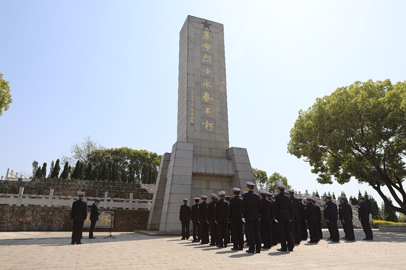 惠山公安分局举行祭扫革命烈士陵园活动